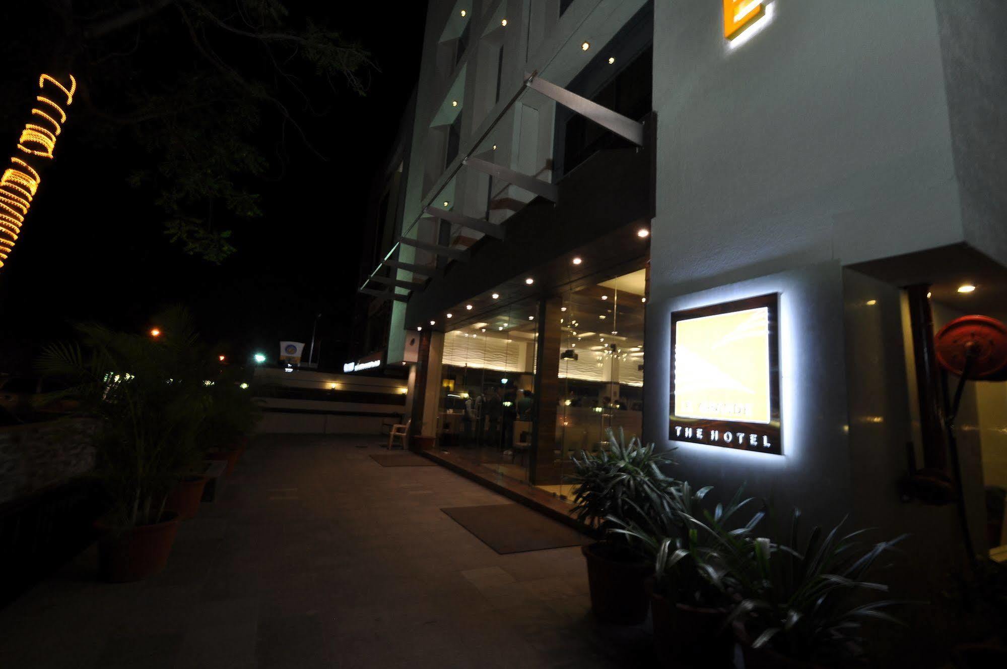 Le Grande Residency -Unmarried Couples Are Not Allowed Ahmedabad Ngoại thất bức ảnh