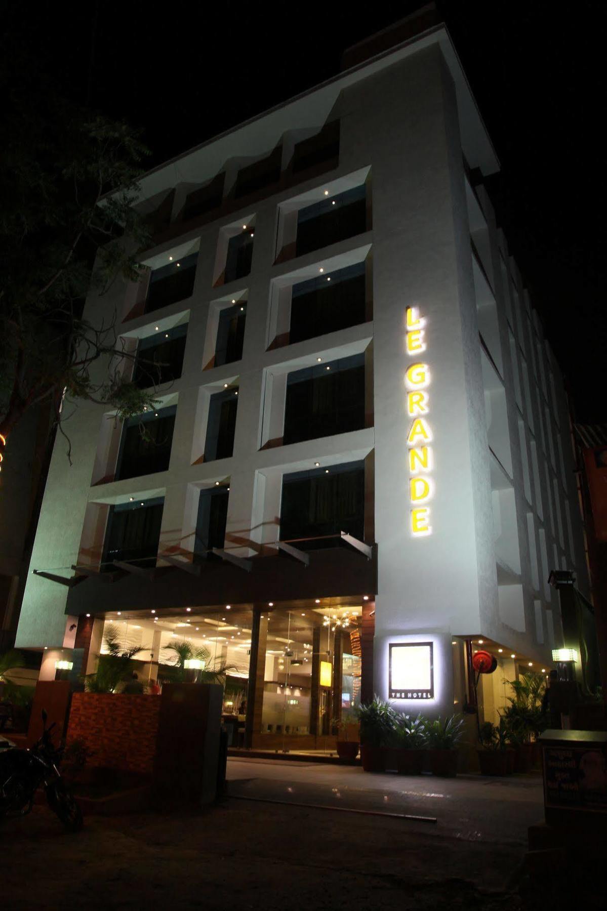 Le Grande Residency -Unmarried Couples Are Not Allowed Ahmedabad Ngoại thất bức ảnh