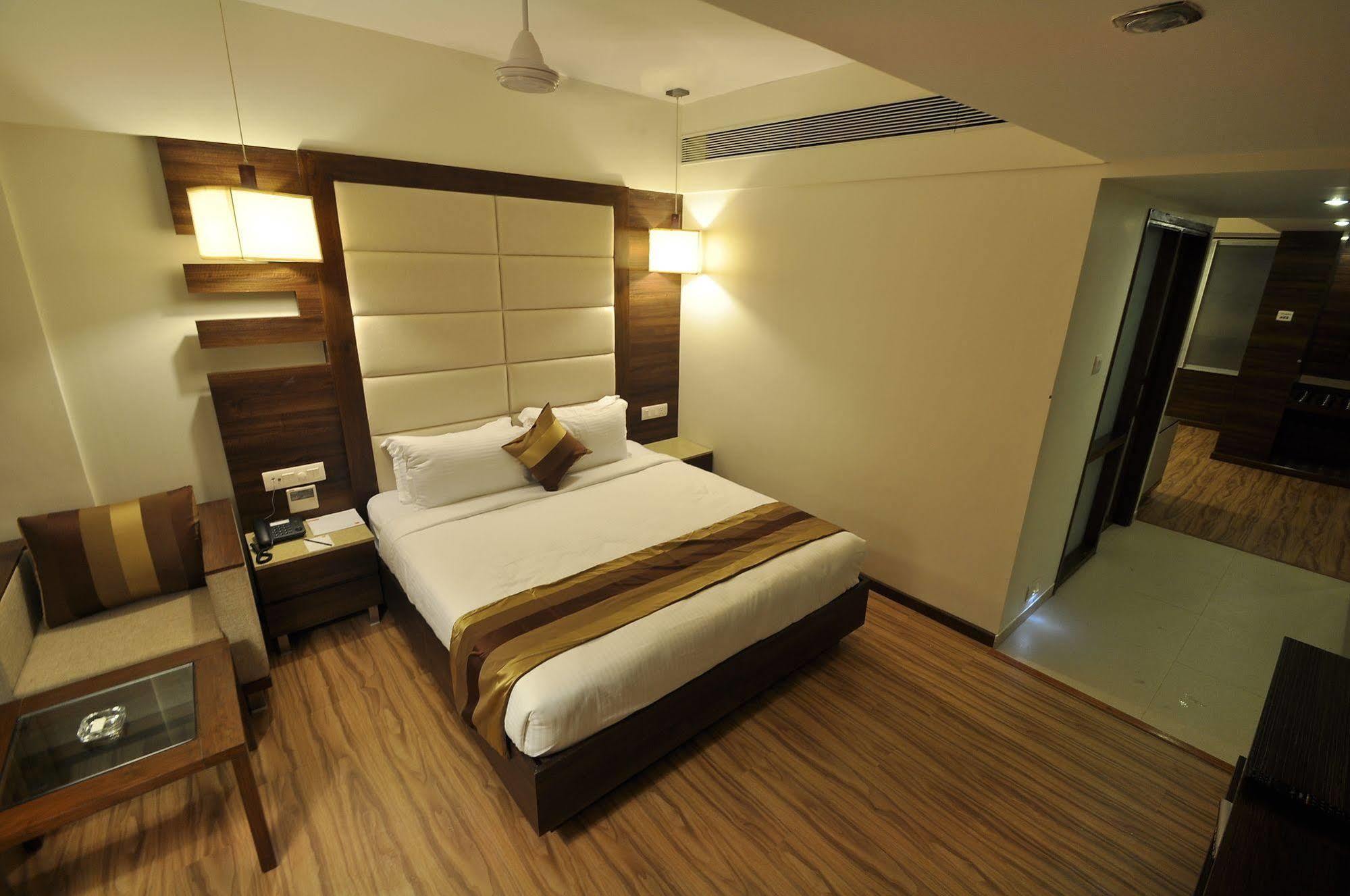 Le Grande Residency -Unmarried Couples Are Not Allowed Ahmedabad Ngoại thất bức ảnh