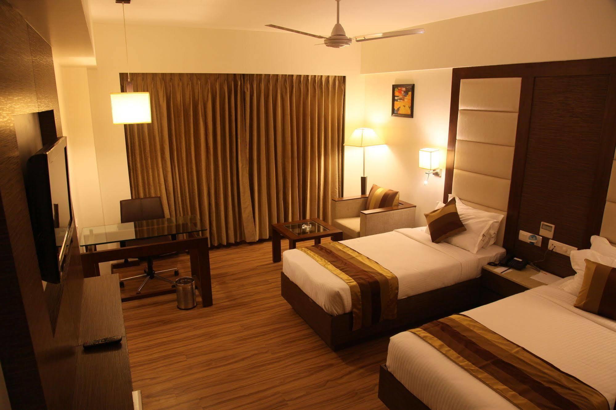 Le Grande Residency -Unmarried Couples Are Not Allowed Ahmedabad Ngoại thất bức ảnh